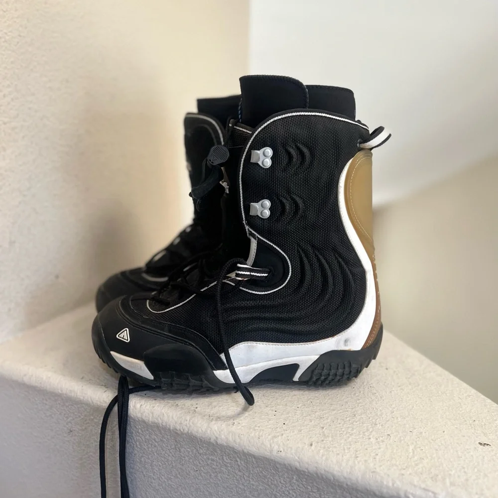 AIRWALK SNOWBOARD BOOTS, Black, Unisex Men size 11 Women size 12